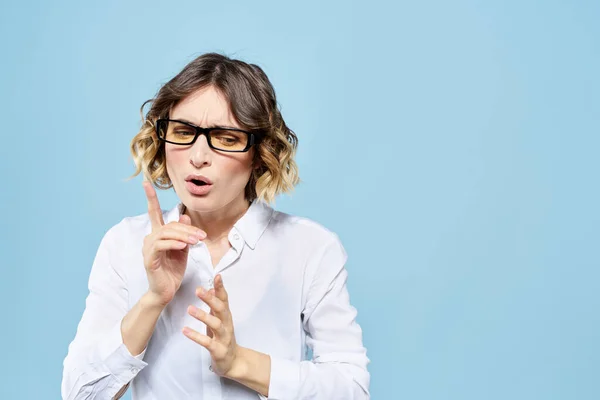 Zakelijke vrouw in een licht shirt op een blauwe achtergrond gebaren met haar handen emoties model werk — Stockfoto