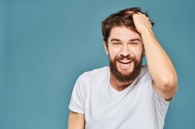 Elleriyle hareket eden duygusal bir adam. Eğlenceli bir yaşam tarzı. Mavi tişört.