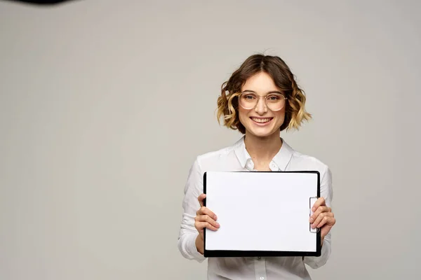 Mulher de negócios em uma camisa leve e uma pasta com documentos em mãos vista cortada de trabalho — Fotografia de Stock