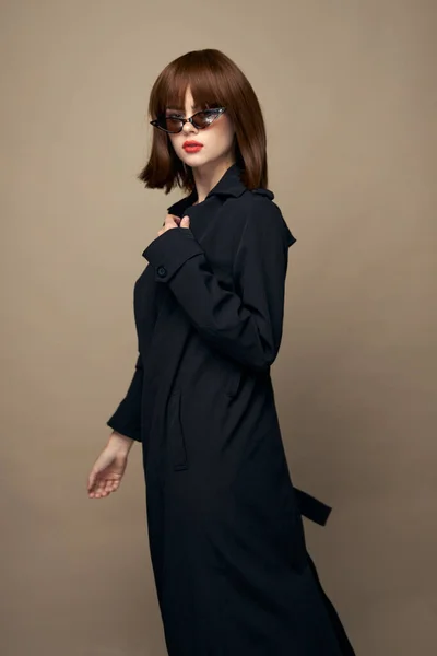 Aantrekkelijke brunette stijlvolle kleding zelfvertrouwen poseren binnen — Stockfoto