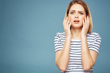 Üzgün kadın duyguları hoşnutsuzluk jestleri ve mavi arka plan