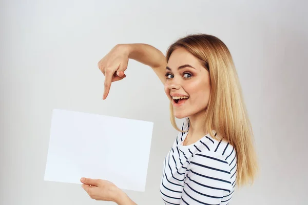 Vrouw met een vel papier in haar handen levensstijl gestreept t-shirt bijgesneden uitzicht Copy Space — Stockfoto