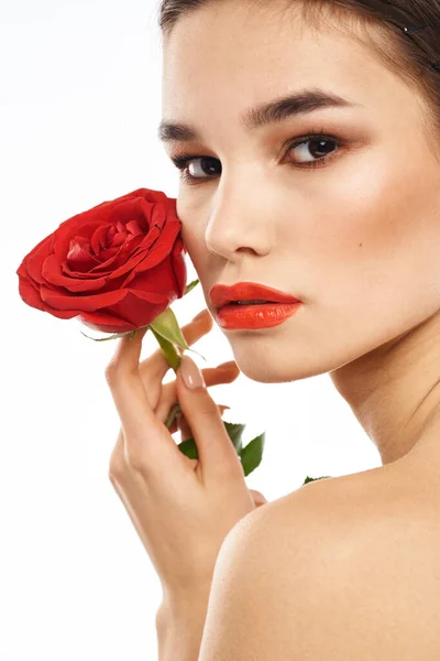 Portrait de femme aux épaules nues roses rouges Maquillage sur visage brune — Photo