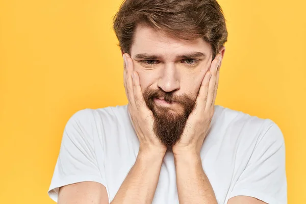 Mann im weißen T-Shirt Emotionen Studio-Gesten mit den Händen unzufriedenen Gesichtsausdruck gelber Hintergrund — Stockfoto