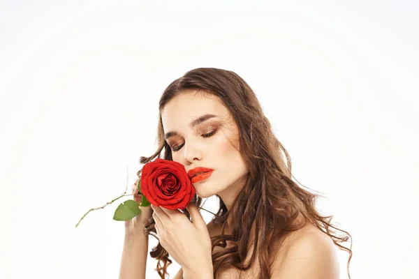Nő meztelen vállak és vörös rózsa este smink fény háttér — Stock Fotó