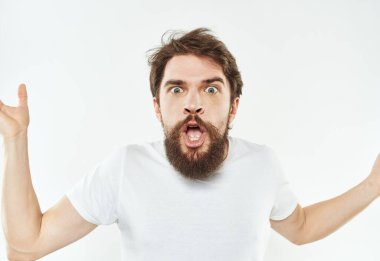 Kıllı sakallı, asabi bir vatandaşın portresi. Stres modeli.