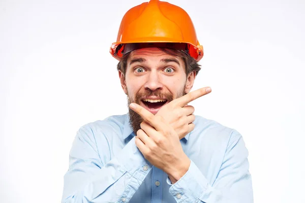 Trabalhador emocional engenheiro de pintura laranja construção profissional vista cortada — Fotografia de Stock