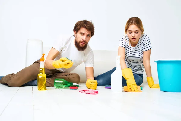 Pareja joven detergente lavando el piso trabajando juntos estilo de vida — Foto de Stock