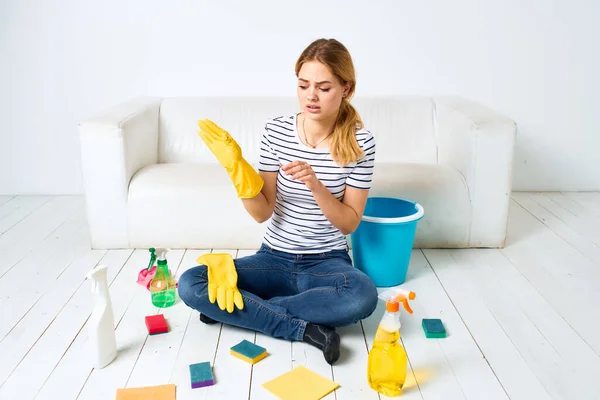 Домохозяйка моющее средство интерьер работы образ жизни гигиены интерьер — стоковое фото
