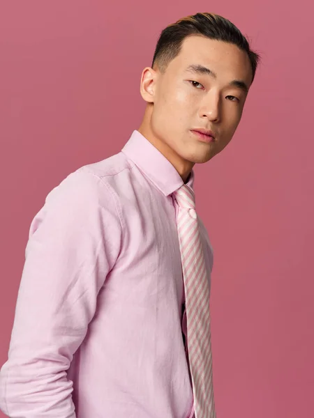 Homem asiático aparência rosa camisa gravata auto confiança isolado fundo — Fotografia de Stock
