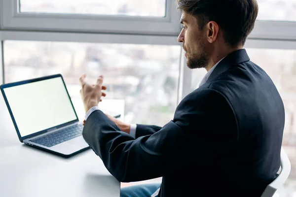 Uomo d'affari in ufficio alla sua scrivania di fronte a una comunicazione portatile — Foto Stock