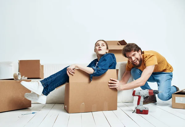 Παντρεμένο ζευγάρι στο διαμέρισμα στον καναπέ με κουτιά που κινούνται διασκέδαση — Φωτογραφία Αρχείου
