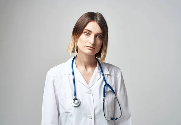 Mavi steteskop ve beyaz tıbbi önlüklü profesyonel doktor kadın. — Stok fotoğraf