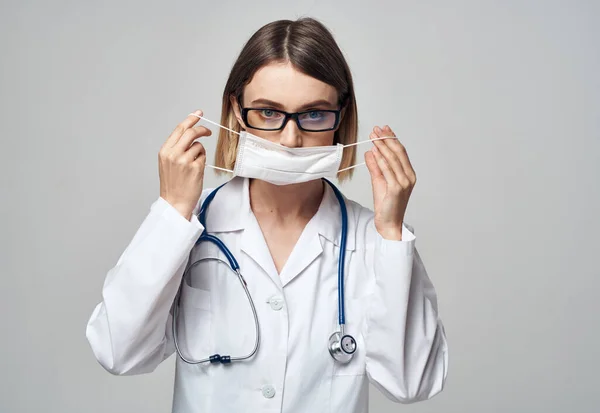 Enfermera profesional con una bata médica y máscara en la cara de un laboratorio de infección —  Fotos de Stock