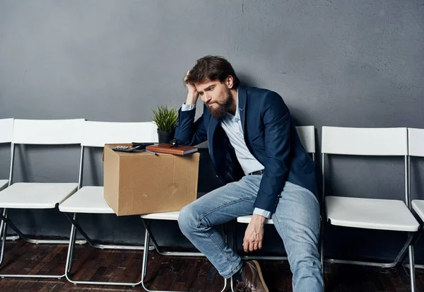 Homme assis sur une chaise blanche en attente d'éclairage boîte recherche d'emploi dépression — Photo