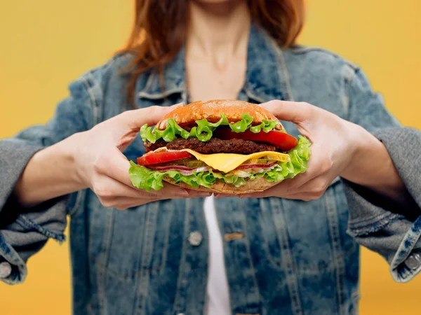Hamburger verse groenten tomaat salade fast food calorieën vrouw — Stockfoto