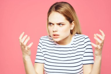 Sarı çizgili tişört duygu jestleri yüz ifadesinden hoşlanmadı pembe arka plan