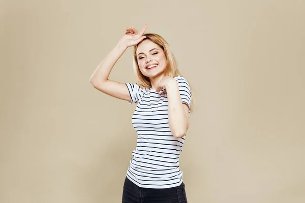 快乐的女人条纹T恤工作室米色背景生活方式的情感 — 图库照片
