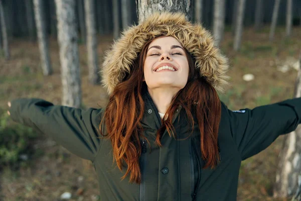 Vrouw in jas met gesloten ogen natuur Vrijheid van reizen — Stockfoto