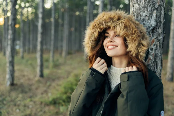 Mulher casaco quente com um capuz na natureza Autumn forest travel — Fotografia de Stock