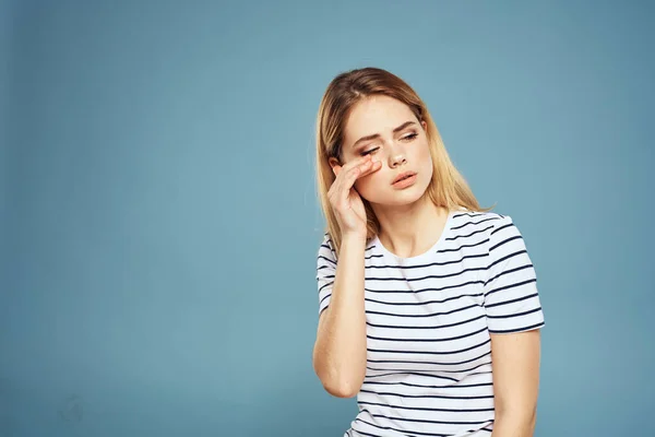 Emotionale Frau gestreiftes T-Shirt Lifestyle beschnitten blauer Hintergrund — Stockfoto