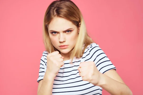 Blonde gestreifte T-Shirt Emotion Geste Hände unzufrieden Gesichtsausdruck rosa Hintergrund — Stockfoto