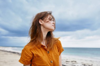 Denizde güzel bir kadın, güneşli bir manzarayla... 