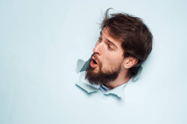 Bir adamın kafası duygu duvarının arkasından çıkar. Mesleki kariyeri hoşnutsuzluk yaratır.