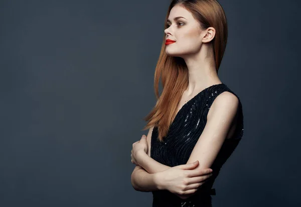 Romantische Frau im Abendkleid rote Haare graues Hintergrundmodell — Stockfoto