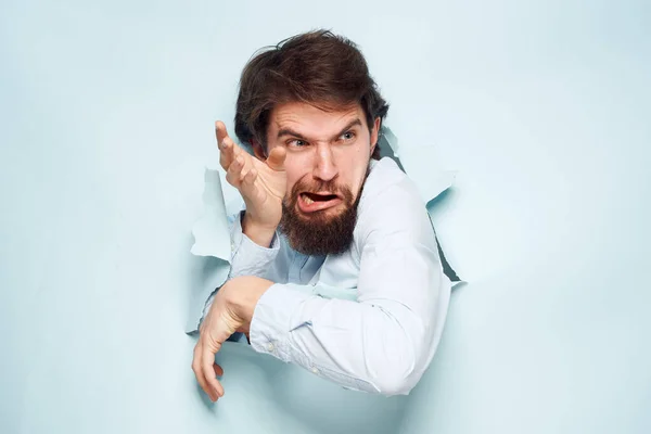 Homem emocional rompe o muro das emoções carreira trabalho financeiro — Fotografia de Stock