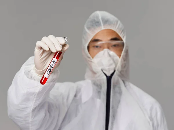 Manlig laboratorieassistent skyddskläder forska utvecklingen av ett coronavirus vaccin — Stockfoto