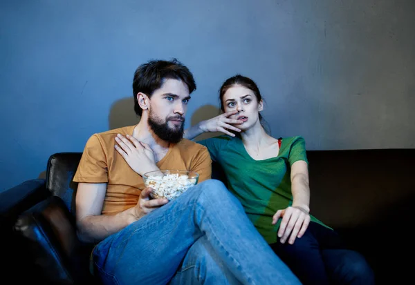 Abendfernsehen und ein Ehepaar mit Popcorn im Teller — Stockfoto