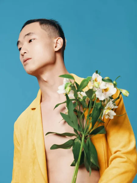 Romântico asiático homem no azul fundo com buquê de flores brancas corte vista close-up romance — Fotografia de Stock