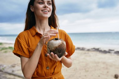 Adanın mutlu yolcusu elinde hindistan cevizi suyuyla