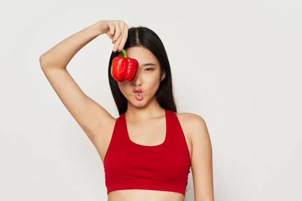 Mujer sosteniendo pimiento rojo cerca de la cara figura delgada alimentación saludable vegetariano —  Fotos de Stock