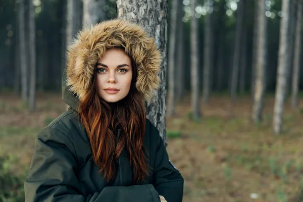 Mujer en el bosque viaje estilo de vida chaqueta caliente —  Fotos de Stock