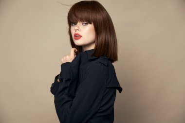 Şatafatlı bayan şık kıyafetler, çekici görünüş, gülümseyen stüdyo.