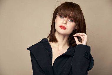 Çekici kadın kıyafetleri stüdyo için rahat poz veriyor.