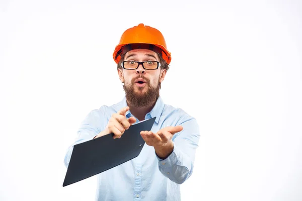 Homem alegre em laranja chapéu duro construção documentos profissionais de serviço — Fotografia de Stock