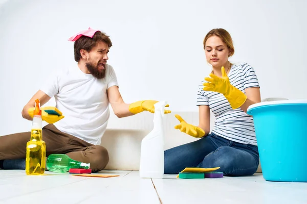 Pareja casada conjunta Servicio de limpieza de la casa agente de limpieza — Foto de Stock