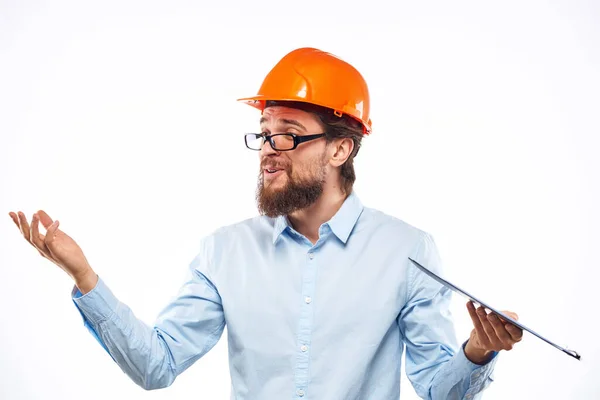 Vidám ember narancs kemény kalap építési dokumentumok szolgáltatás szakemberek — Stock Fotó