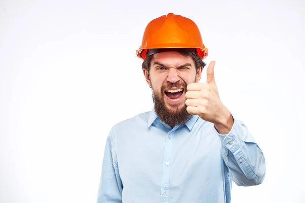 Емоційний чоловік в синій сорочці помаранчевий шолом промисловості безпеки Професійний — стокове фото
