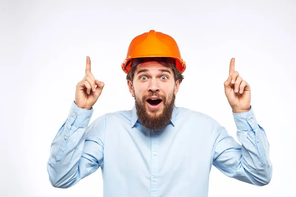 Emotionaler Mann in Arbeitsuniform gestikuliert mit den Händen eines offiziellen Bauarbeiters — Stockfoto