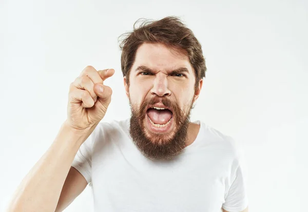 Чоловік з товстими жестами з бородою дратує руками стресові емоції — стокове фото
