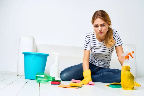 自宅の女性は、サービス室内の宿題を提供床を洗う — ストック写真