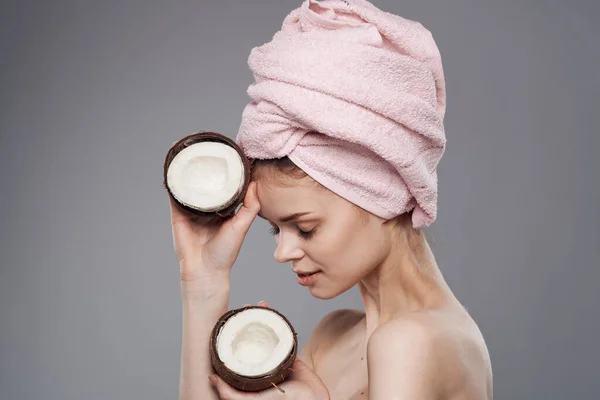 Wanita ceria dengan kelapa di tangannya telanjang bahu kosmetik alami terapi kulit perawatan — Stok Foto
