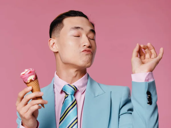 Homem emocional de terno com sorvete nas mãos desfrutando de fundo rosa — Fotografia de Stock