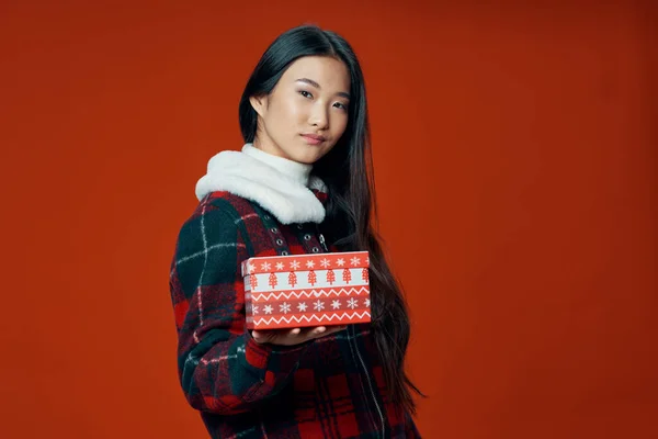Ajándék újév karácsony gyönyörű nő egy meleg kabát a háttérben — Stock Fotó
