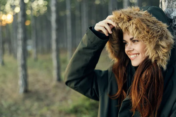 Sonriente mujer en chaqueta mano cerca cabeza al aire libre estilo de vida — Foto de Stock