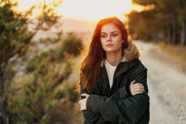 Kadın ceketli, havalı seyahat yaşam tarzı güneşli.